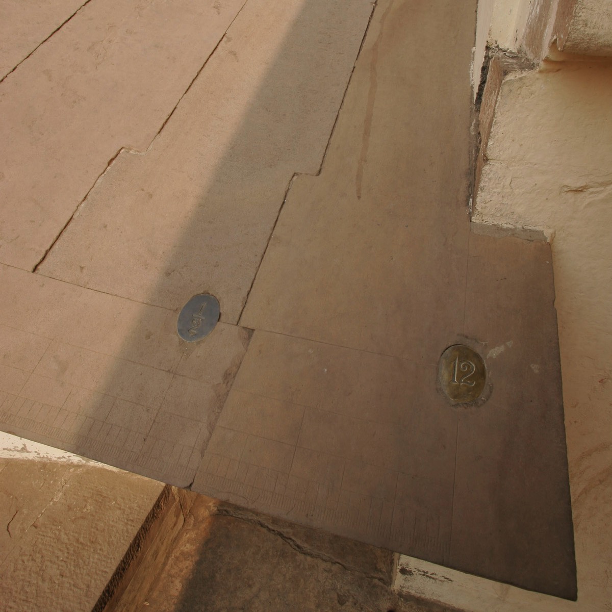 Varanasi Samrat Yantra - quadrant with divisions for hour, half hour, fifteen minutes, 5 minutes, one minute, and 15 seconds
